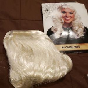 Blonde wig for holloween